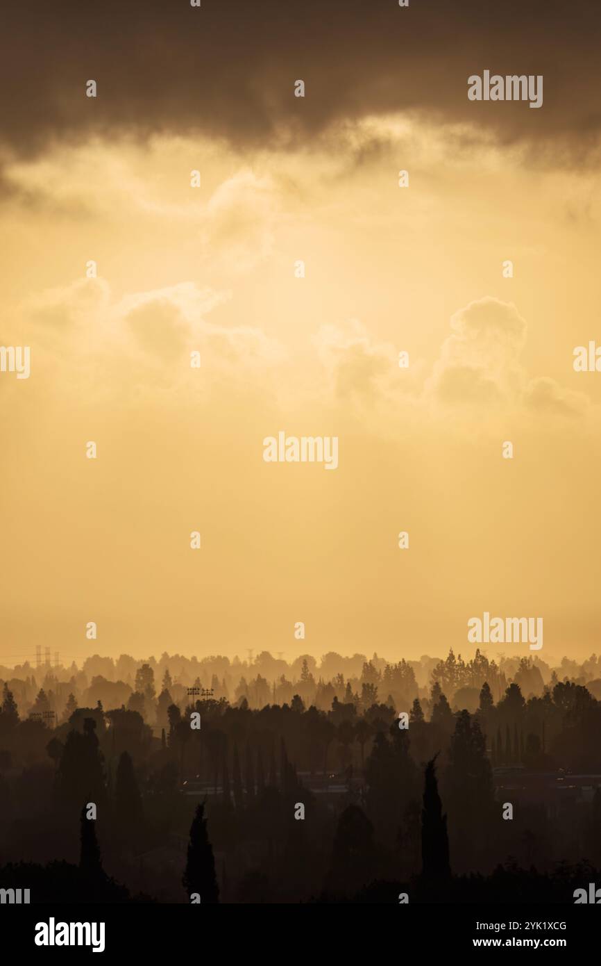 Dramatischer Morgenhimmel über den Vierteln des San Fernando Valley in Los Angeles, Kalifornien. Stockfoto