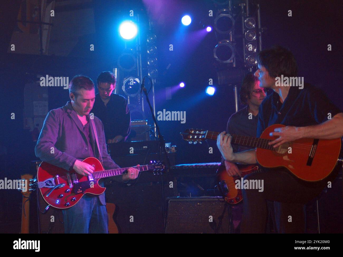 Die englische Alternative Rock-Band Tindersticks trat am 4. April 2004 bei All Tomorrow's Parties, Pontins Camber Sands, Rye, UK auf. Stockfoto