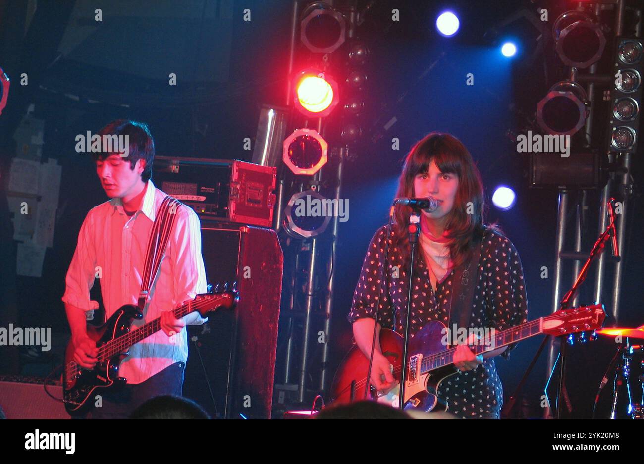 Toshi Yano (L) und Eleanor Friedberger (R) von The Fiery Furnaces Performing at All Tomorrow's Parties, Pontins Camber Sands, Rye, UK, 2. April 2004. Stockfoto