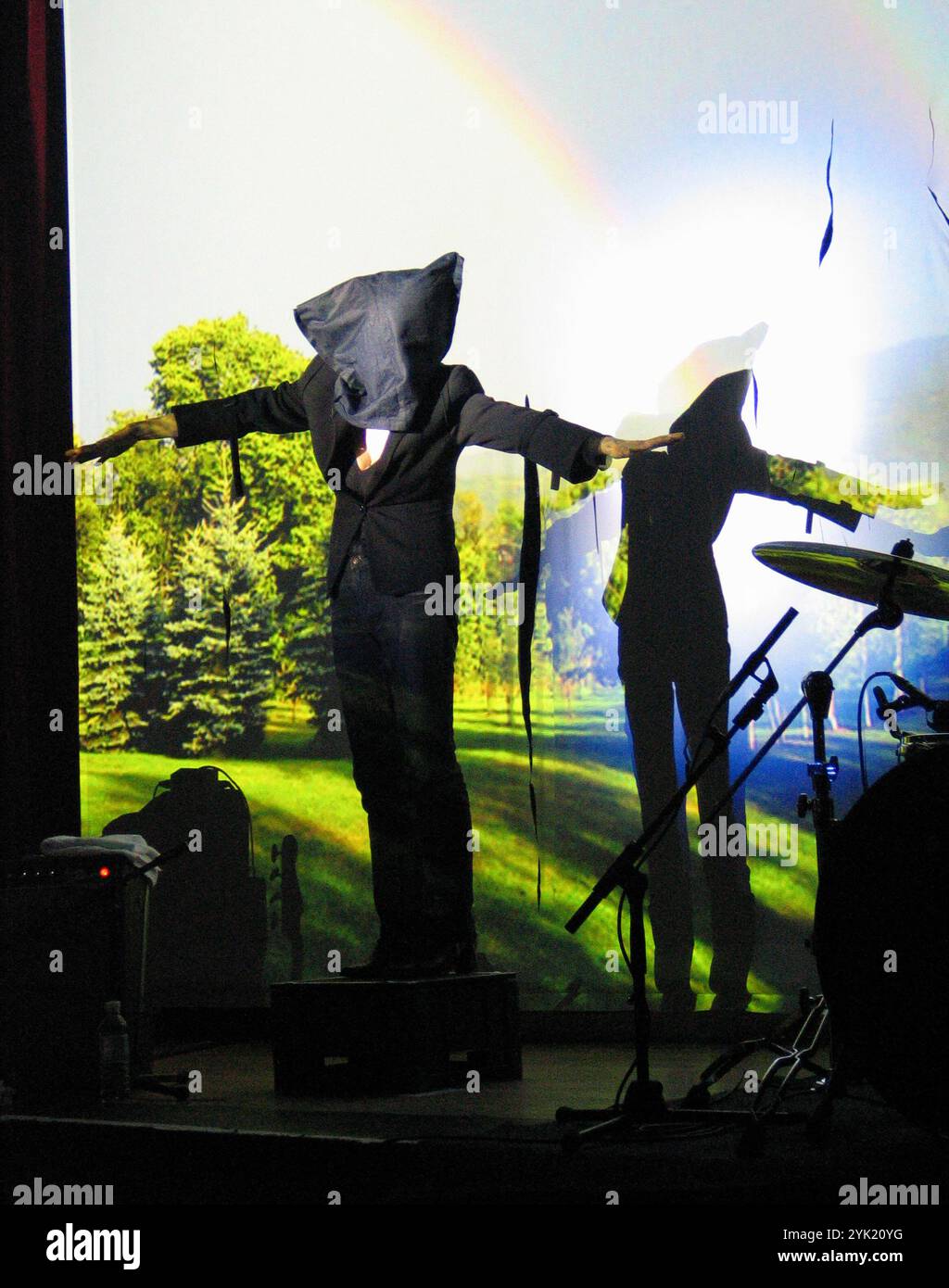 Yoko Ono tritt auf der Bühne mit einer Tasche über dem Kopf auf, bei all Tomorrow's Parties, Pontins Camber Sands, Rye, UK, 24. April 2005. Stockfoto