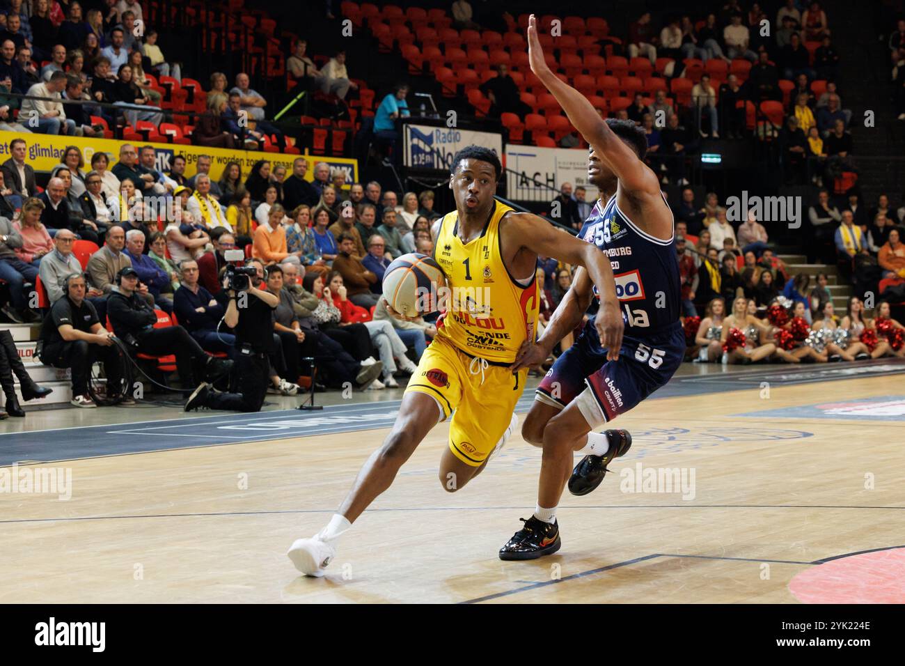 Oostende, Belgien. November 2024. Oostendes Chase Audige und Limburgs Elijah Pemberton kämpfen um den Ball während eines Basketballspiels zwischen BC Oostende und Limburg United am Samstag, den 16. November 2024, in Oostende, am 11. Tag der ersten Liga-Basketballmeisterschaft der BNXT League. BELGA FOTO KURT DESPLENTER Credit: Belga Nachrichtenagentur/Alamy Live News Stockfoto