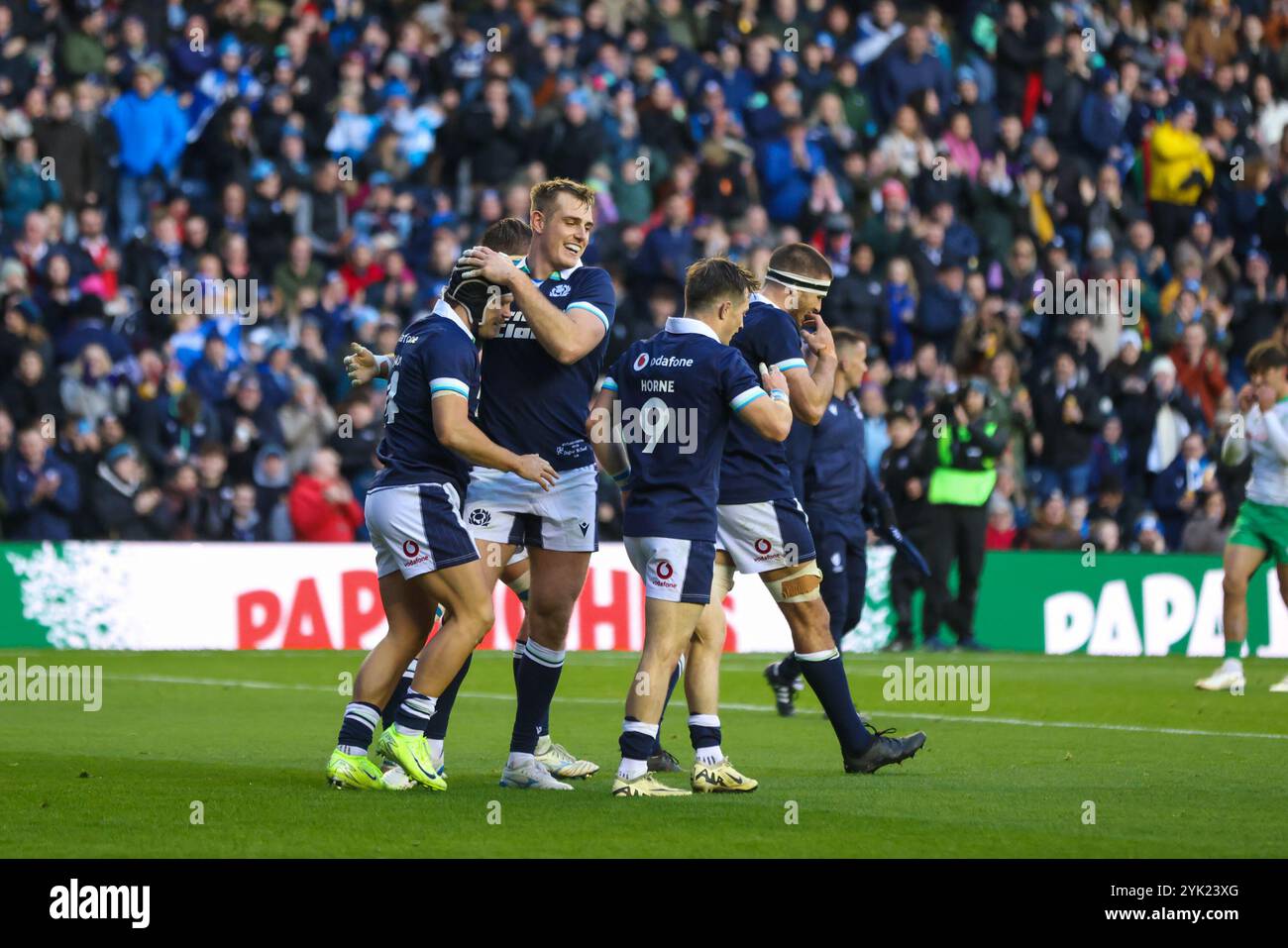 Edinburgh, Schottland. November 2024. Stafford McDowall gratuliert der Torschützin Darcy Graham während des Autumn Nations-Spiels zwischen Schottland und Portugal im Murrayfield Stadium in Edinburgh. Quelle: Connor Douglas/Alamy Live News Stockfoto