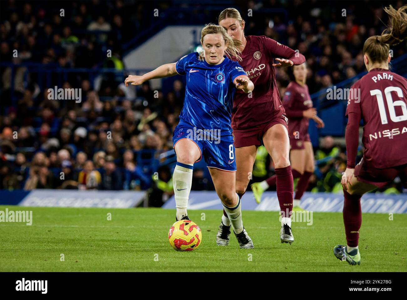 London, Großbritannien. November 2024. London, England, 16. November 2024: Erin Cuthbert (8. Chelsea) in Aktion während des Womens Super League-Spiels zwischen Chelsea und Manchester City an der Stamford Bridge in London. (Pedro Porru/SPP) Credit: SPP Sport Press Photo. /Alamy Live News Stockfoto