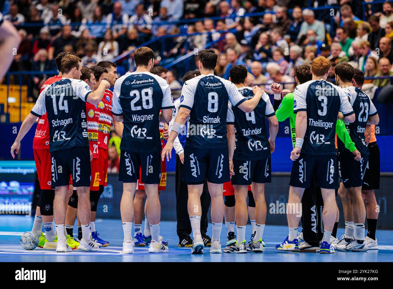 Begruessung der Mannschaften GER, TBV Lemgo Lippe vs. ThSV Eisenach, Handball, 1. Bundesliga, 10. Spieltag, Spielzeit 2024/2025, 16.11.2024 Foto: Eibner-Pressefoto/Jan Rollinger Stockfoto