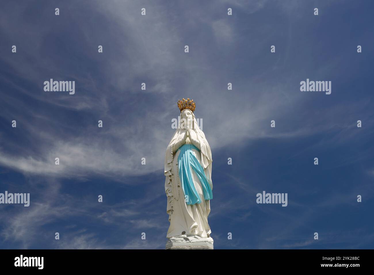 Statue der gekrönten Madonna unserer Lieben Frau von Lourdes auf dem Rosenkranzplatz im Marienwallfahrtsort Lourdes, Pyrenäen, Frankreich, Europa Stockfoto