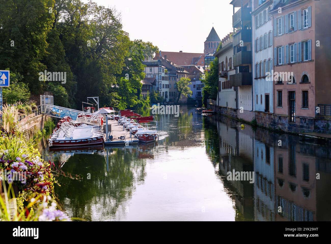 La Petite France und Ausflugsboote auf der L&#39;Ill im Morgenlicht am Quai Woerthel in Straßburg im Unterrhein-Departement Grand Stockfoto