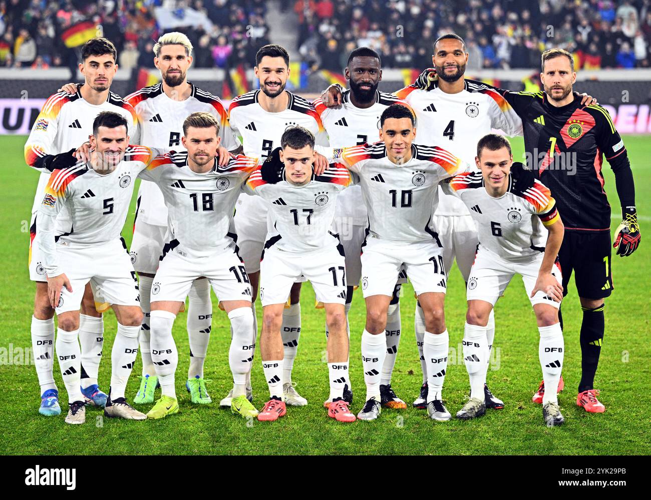 Freiburg Im Breisgau, Deutschland. November 2024. Fußball: Nations League A, Deutschland - Bosnien-Herzegowina, Gruppenphase, Gruppe 3, Spieltag 5, Europa-Park-Stadion, Deutschland Spieler (Back, l-r) Kai Havertz, Robert Andrich, Tim Kleindienst, Antonio Rüdiger, Jonathan Tah, Torhüter Oliver Baumann; (vorn, l-r) Pascal Groß, Maximilian Mittelstädt, Florian Wirtz, Jamal Musiala und Joshua Kimmich stehen vor Spielbeginn für das Teamfoto an. Quelle: Tom Weller/dpa/Alamy Live News Stockfoto