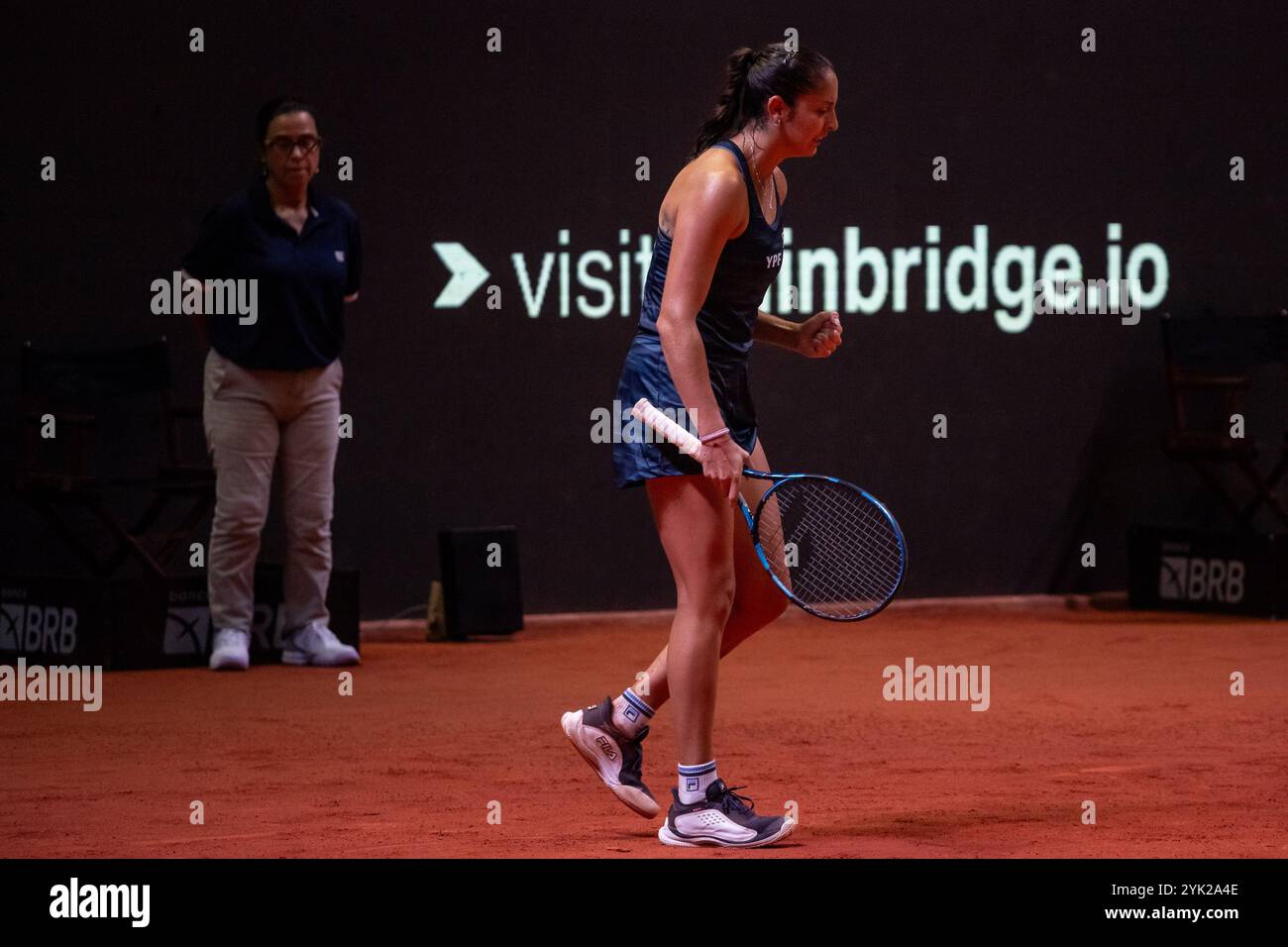 São PAULO, SP - 16.11.2024: PLAY-OFFS BILLIE JEAN KING CUP São PAULO - Argentinier Jazmin Ortenzi feiert während eines Spiels gegen die Brasilianerin Laura Pigossi in einem Kampf zwischen Brasilien und Argentinien, gültig für die Billie Jean King Cup Play-offs am Samstag (16) im Ginásio do Ibirapuera in São Paulo, SP. (Foto: Rodilei Morais/Fotoarena) Stockfoto