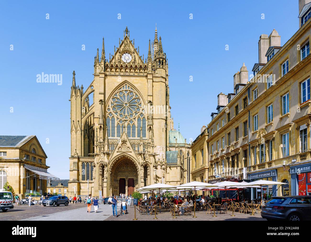 Place Jean-Paul II mit Cafés und Blick auf Marché Couvert und Cathédrale Saint-Etienne (Kathedrale Saint-Etienne) in Metz im Departement Mosel in t Stockfoto