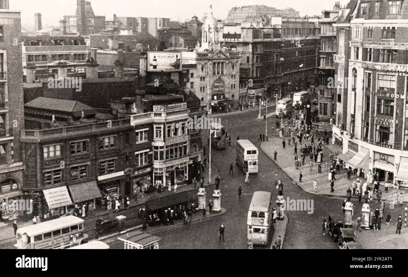 Foto von einem italienischen Touristen auf der berühmtesten Straße der Stadt London in der Mitte der Theile Stockfoto