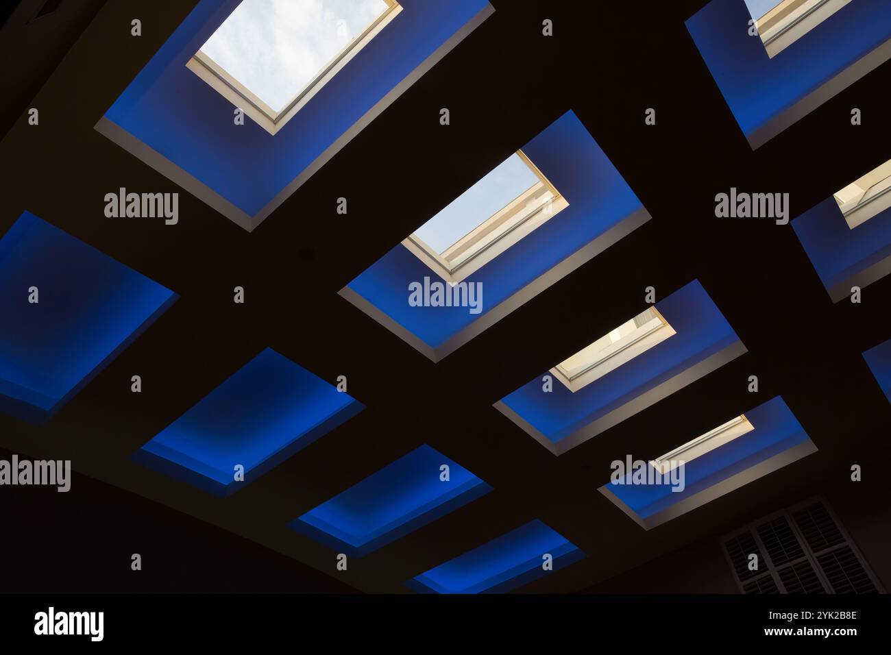 Moderner architektonischer Hintergrund mit geometrischen Mustern und schlankem Fassadendesign Stockfoto