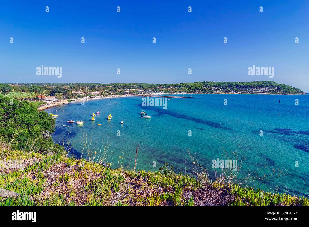 Blick auf den Strand und das Wasser der Ägäis am Kap Sani auf der griechischen Halbinsel Chalkidiki Stockfoto