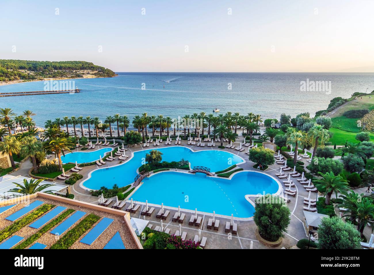 Poolbereich eines Hotelresorts in Griechenland am Kap Sani auf der griechischen Halbinsel Chalkidiki Stockfoto