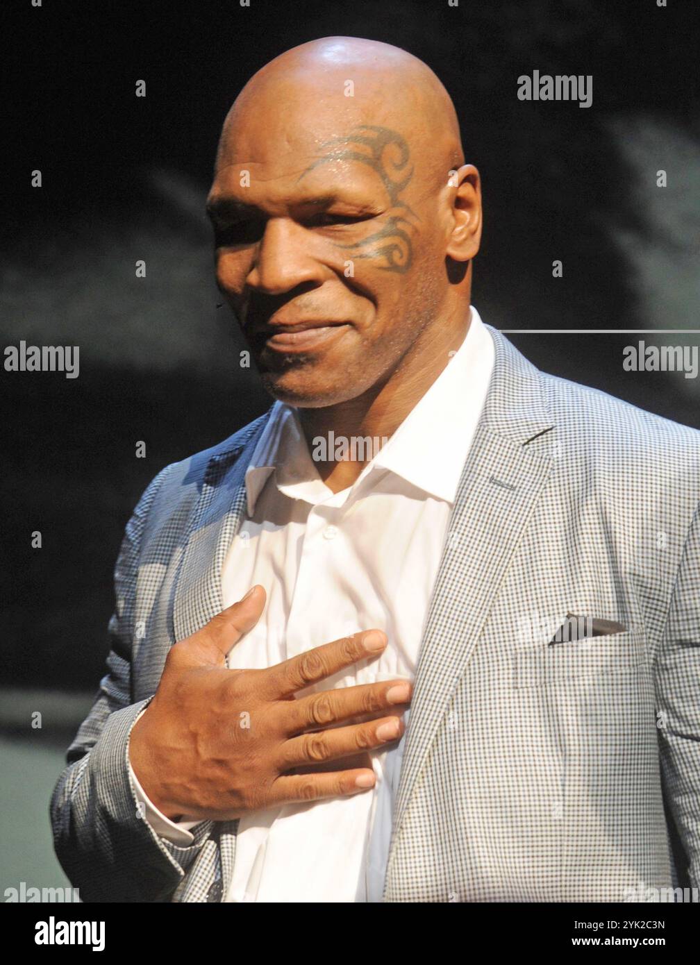 Manhattan, Vereinigte Staaten Von Amerika. August 2012. NEW YORK, NY - 2. AUGUST: Mike Tyson nimmt am 2. August 2012 an der Broadway-Eröffnungsnacht „Mike Tyson: Undisputed Truth“ im Longacre Theatre Teil. Leute: Mike Tyson Credit: Storms Media Group/Alamy Live News Stockfoto