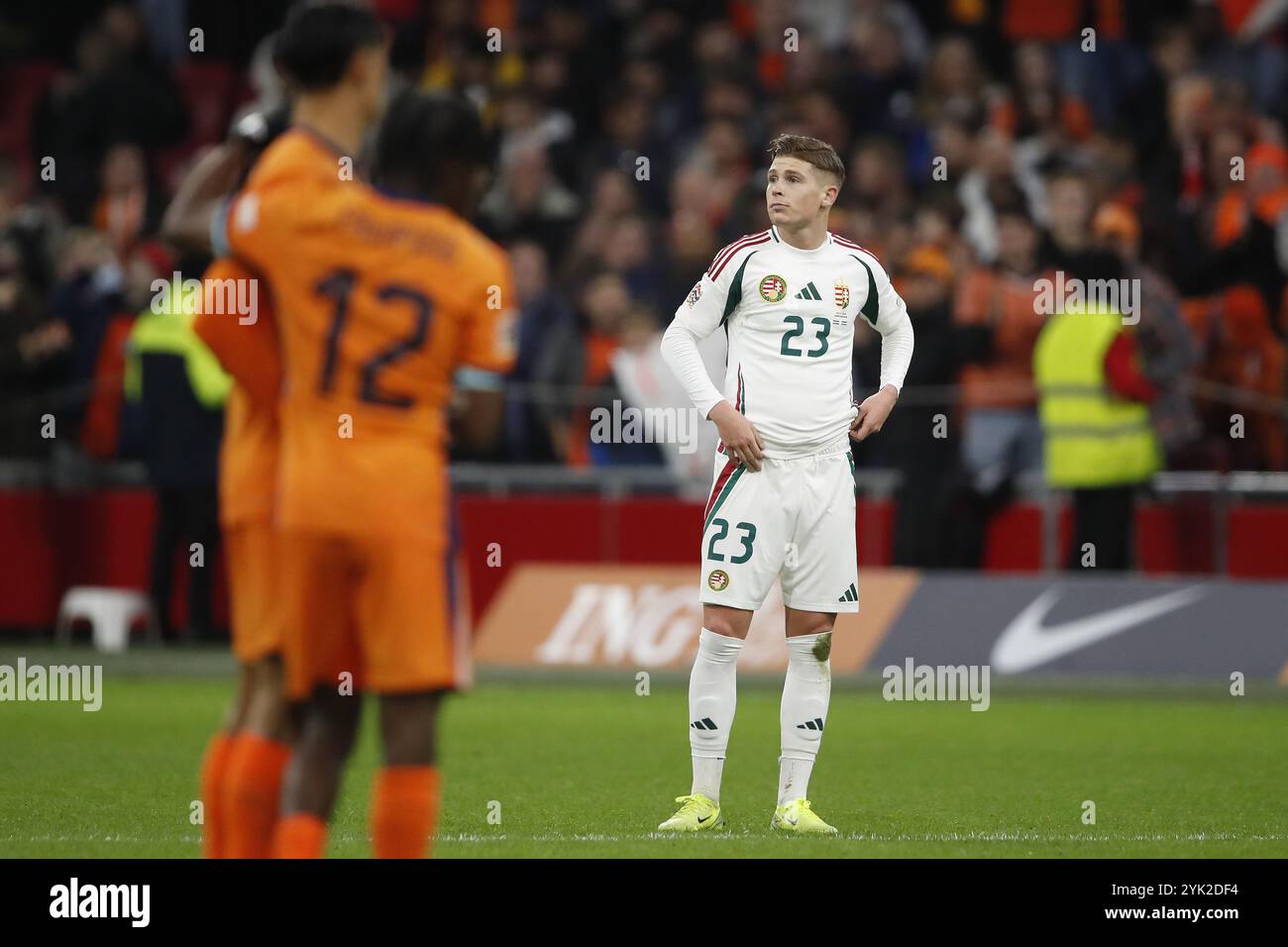 AMSTERDAM - (l-r) Jeremie Frimpong (Niederlande), Kevin Csoboth (Ungarn) tritt beim Spiel der UEFA Nations League zwischen den Niederlanden und Ungarn am 16. November 2024 in der Johan Cruyff Arena in Amsterdam, Niederlande, zurück. ANP BART STOUTJESDIJK Stockfoto