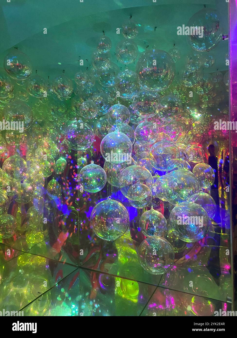Studio Irma x Moco Museum Amsterdam Bubbles Raum - Smartphone-aufgenommenes Stockfoto