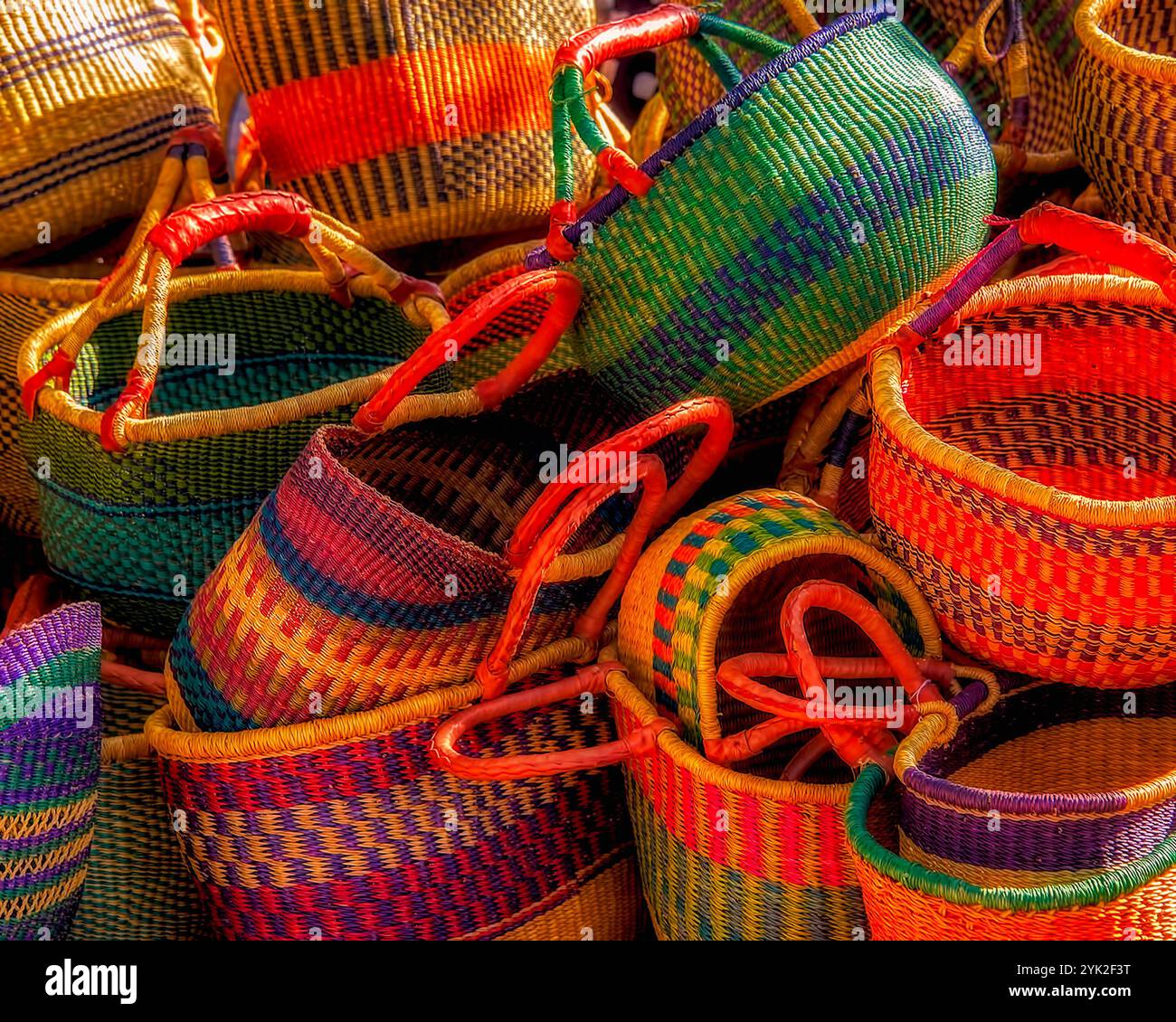 Farbenfrohe Körbe der Ureinwohner in New Mexico Marketplace Stockfoto