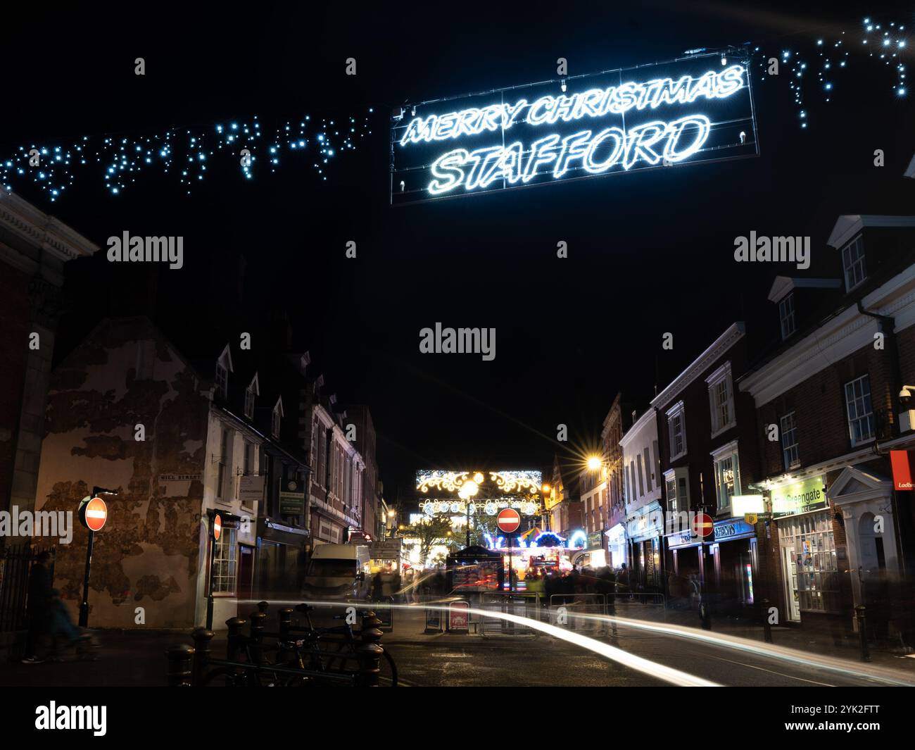 Stafford, Großbritannien. November 2024. Stafford Christmas Lights Schalten Sie sich mit TV-Star Mark Rhodes, Olympiasieger Joe Clarke und Radfahrer Dan Bigham sowie Pantomime Dame David Phipps-Davis und dem Bürgermeister von Stafford Borough Cllr Frank James und natürlich Santa ein. Credit Ian Knight/Alamy Live News Stockfoto