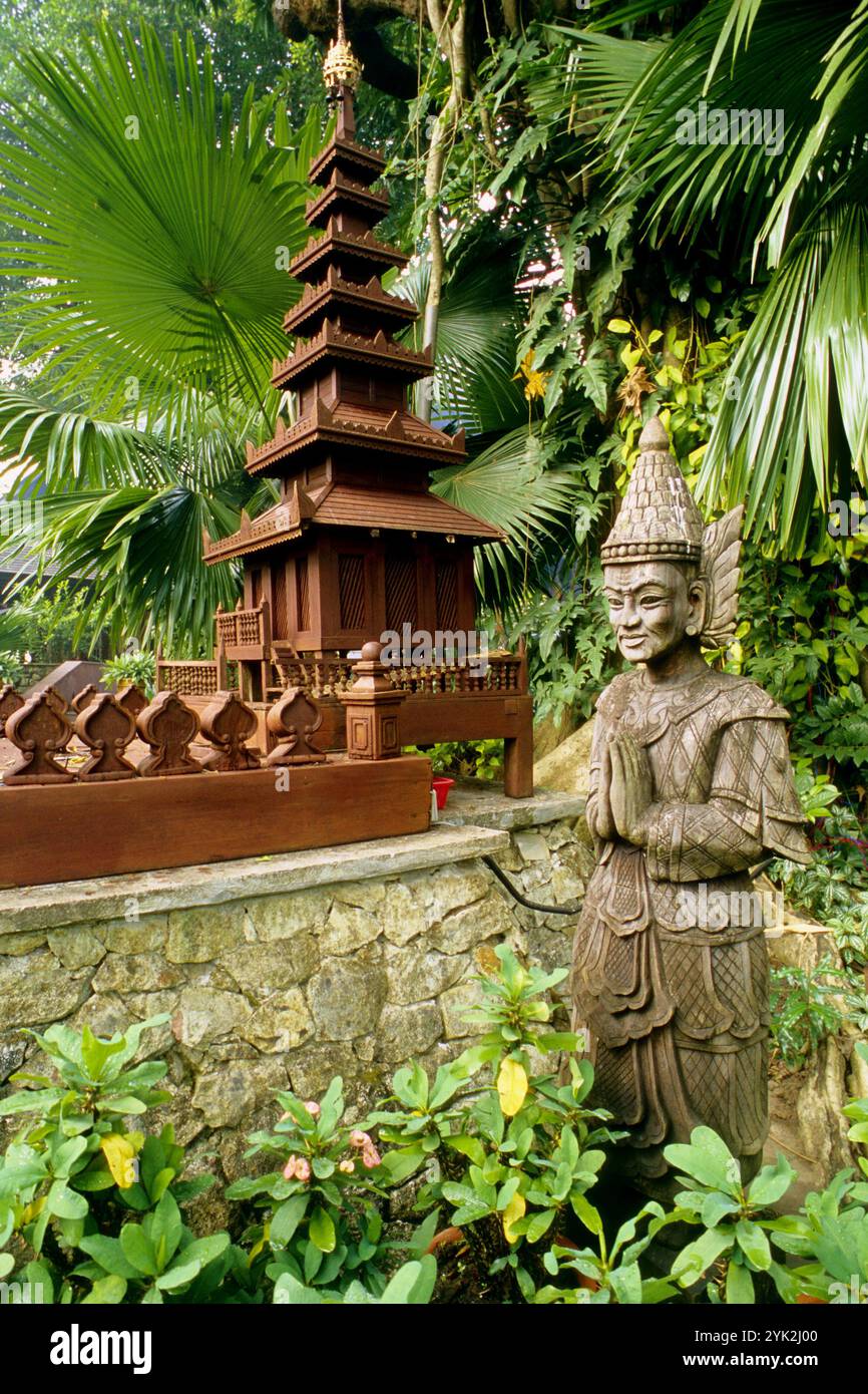 Statue im Garten im Kandawgyi Palace Hotel, Yangon. Myanmar Stockfoto