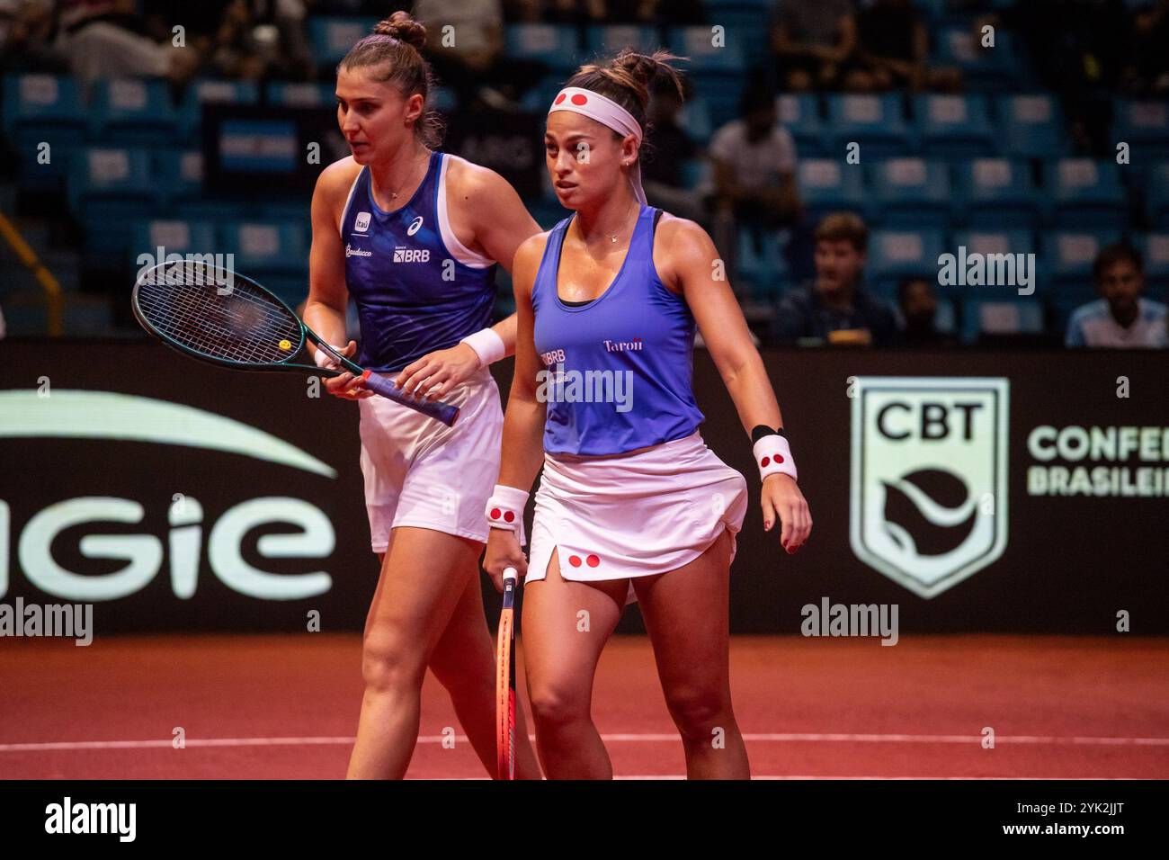 São PAULO, SP - 16.11.2024: PLAY-OFFS BILLIE JEAN KING CUP São PAULO - die Brasilianer Carolina Meligeni Alves und Bia Haddad Maia während eines Doppel-Spiels gegen die Argentinier Jazmin Ortenzi und Julia Riera in einem Spiel zwischen Brasilien und Argentinien, gültig für die Play-offs Billie Jean King Cup am Samstag (16) im Ginásio do Ibirapuera in São Paulo, SP. (Foto: Rodilei Morais/Fotoarena) Stockfoto