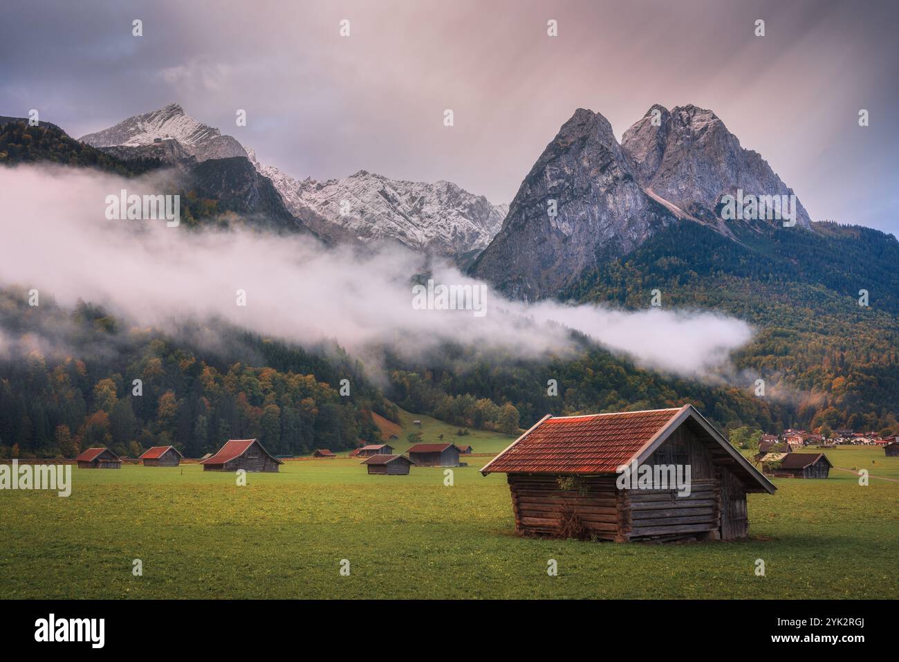 Nebeliger Morgen in Garmisch-Partenkirchen, Bayerische Alpen, Deutschland Stockfoto