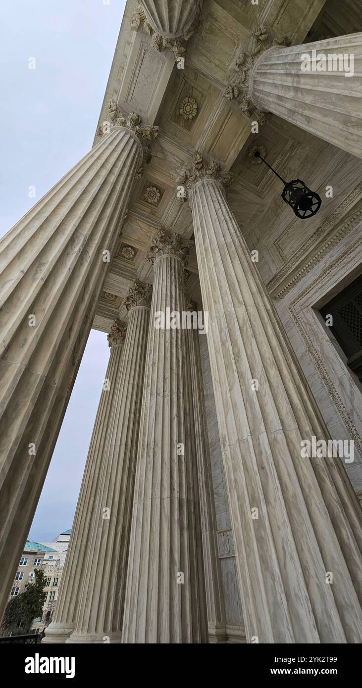 Blick auf die Marmorsäulen am Eingang des Supreme Court Building, Washington D.C. Stockfoto