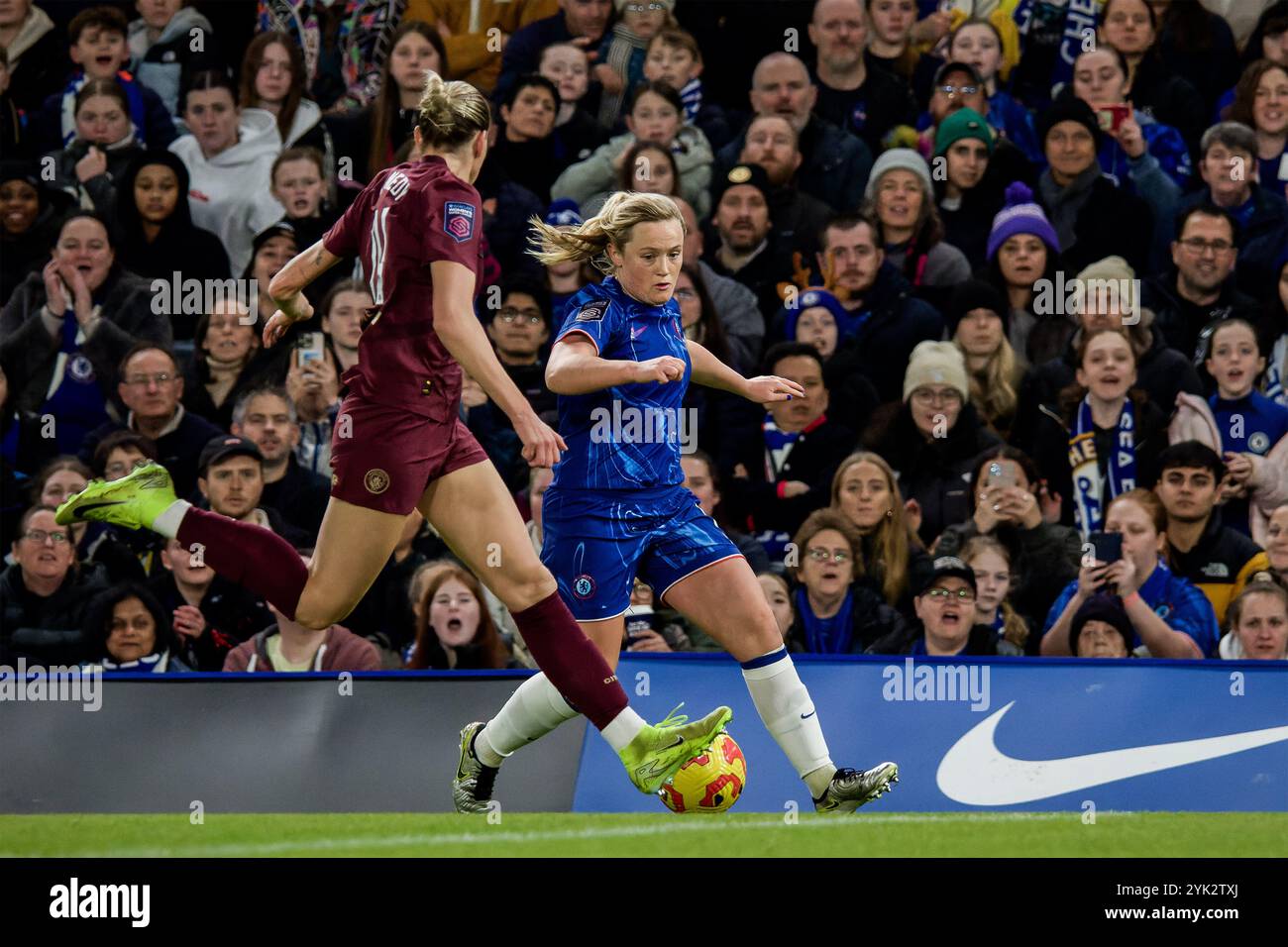 London, Großbritannien. November 2024. London, England, 16. November 2024: Erin Cuthbert (8. Chelsea) in Aktion während des Womens Super League-Spiels zwischen Chelsea und Manchester City an der Stamford Bridge in London. (Pedro Porru/SPP) Credit: SPP Sport Press Photo. /Alamy Live News Stockfoto