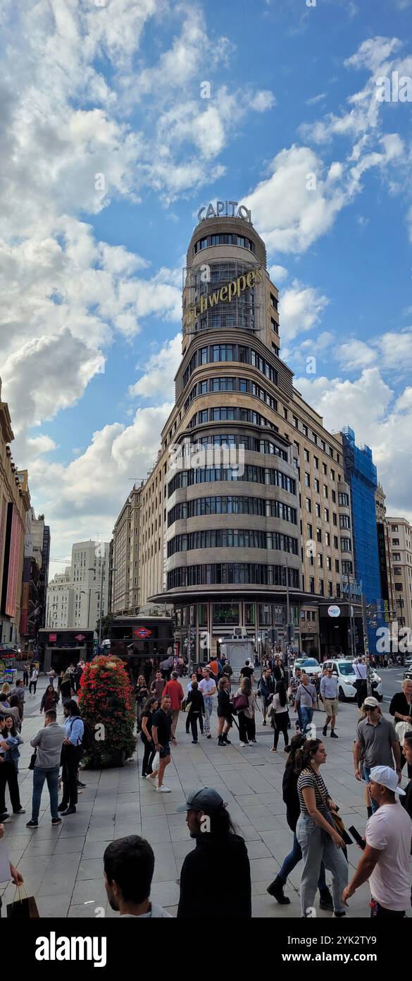 MADRID-SPANIEN-SEP 20, 2024: Die Gran Vía ist eine Straße im Zentrum von Madrid. Es führt von der Calle de Alcalá, nahe der Plaza de Cibeles, zur Plaza de es Stockfoto