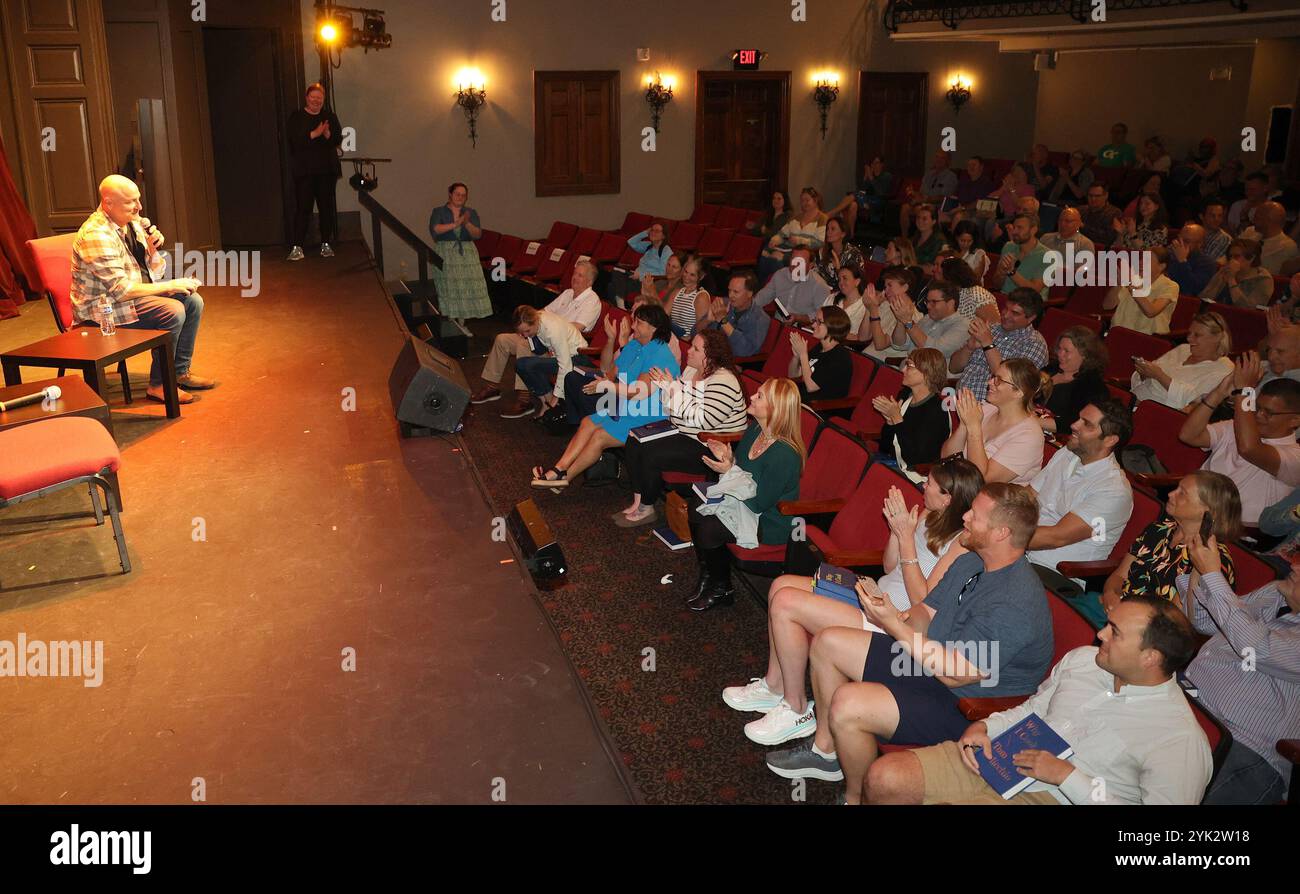 New Orleans, Usa. November 2024. Koch Tom Colicchio beantwortet am Samstag, den 16. November 2024 im Le Petit Theatre in New Orleans, Louisiana, Fragen des Publikums zu seinem Buch „Why I Cook“. (Foto: Peter G. Forest/SipaUSA) Credit: SIPA USA/Alamy Live News Stockfoto