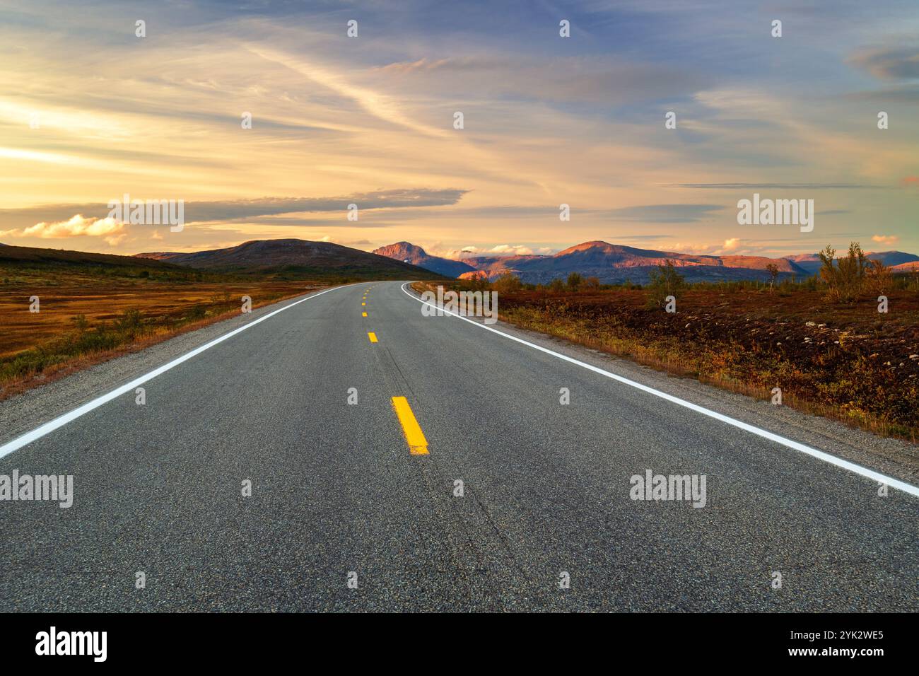 Sonnenuntergang, Straße, Polarkreis, E6, Berge, Wildnis, Weite, Norwegen, Nordnorwegen, Europa Stockfoto