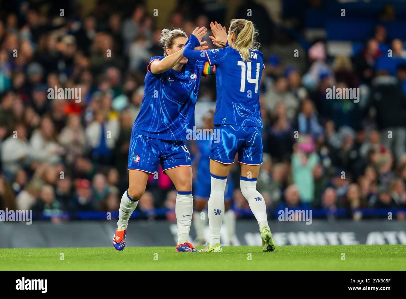 Millie Bright und Nathalie Bjorn von Chelsea Women reagieren während des Barclays Women's Super League Match Chelsea FC Women vs Manchester City Women in Stamford Bridge, London, Großbritannien, 16. November 2024 (Foto: Izzy Poles/News Images) Stockfoto