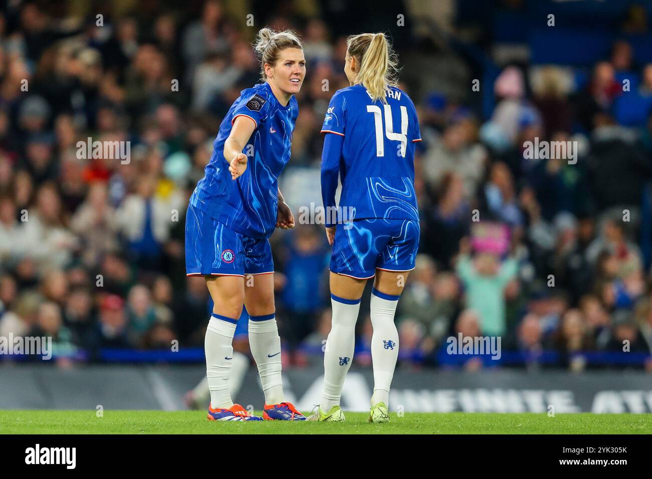 Millie Bright spricht mit Nathalie Bjorn von Chelsea Women React während des Barclays Women's Super League Match Chelsea FC Women vs Manchester City Women in Stamford Bridge, London, Großbritannien, 16. November 2024 (Foto: Izzy Poles/News Images) Stockfoto