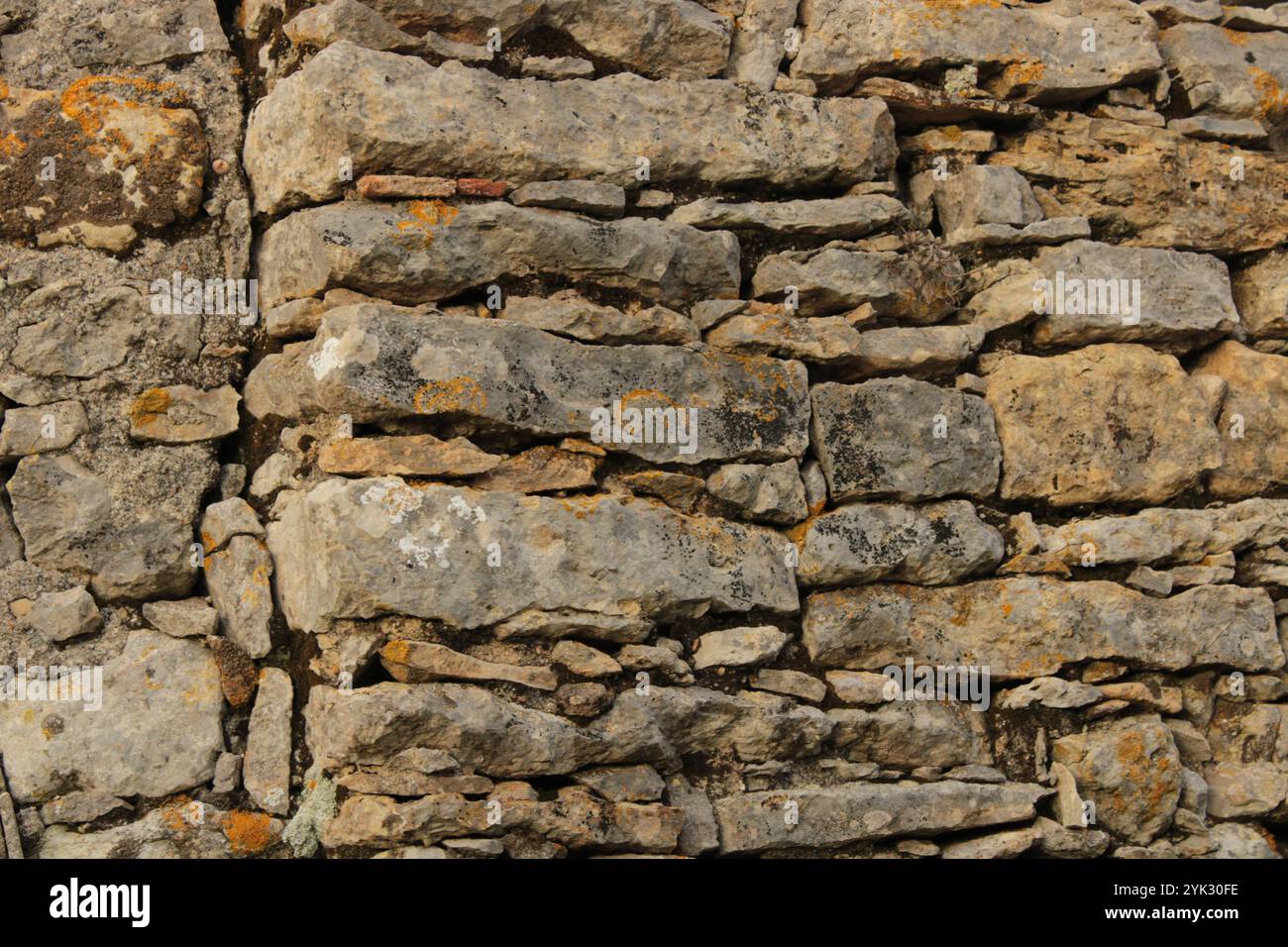 Alte Granitmauer, in Ruinen. Stockfoto