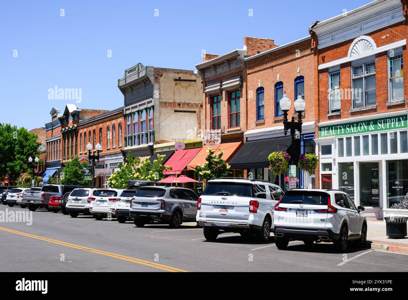 Ogden, UT, USA – 10. Juni 2024; geparkte Autos an der 25th Street im Zentrum von Ogden Utah mit histrorischen Gebäuden Stockfoto