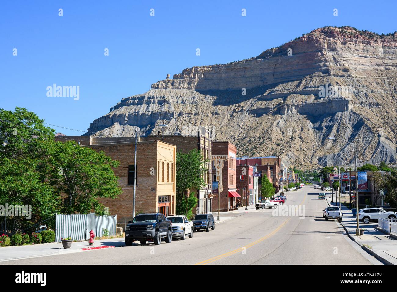 Helper, UT, USA - 11. Juni 2024; Blick auf die Stadt entlang der Main Street in Helper Utah mit historischen Gebäuden Stockfoto