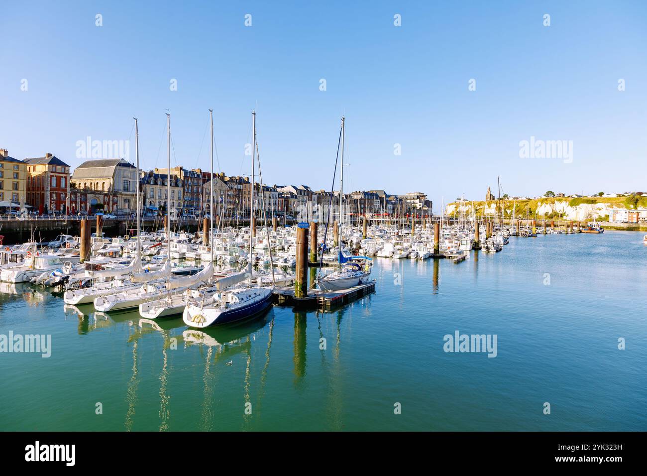 Hafen von Port Plaisance mit Yachten und Wallfahrtskapelle Notre-Dame-de-Bonsecours auf der östlichen Klippe in Dieppe an der Alabasterküste (Côte d&#39;Alb Stockfoto