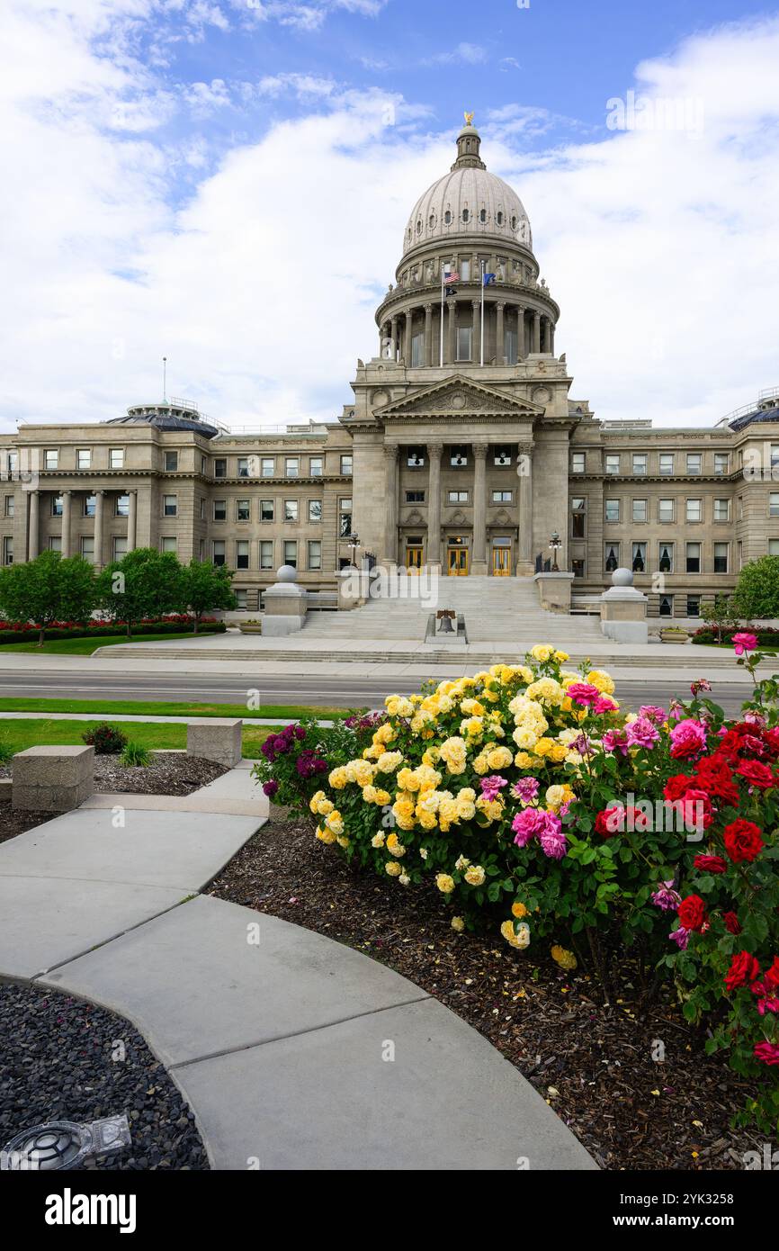 Boise, ID, USA – 9. Juni 2024; Idaho State Capitol in Boise mit Rosengarten Stockfoto