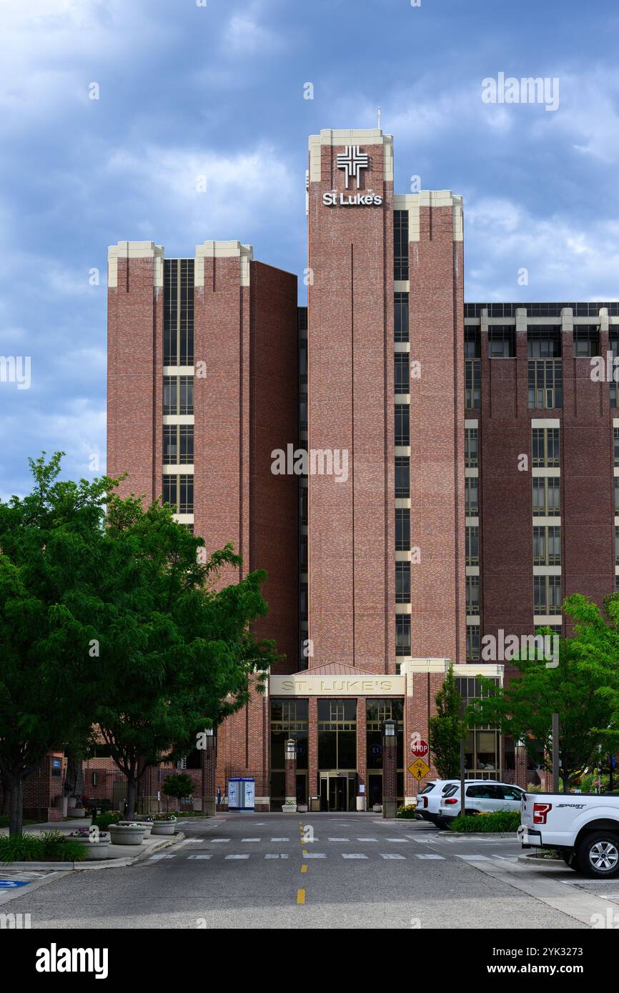 Boise, ID, USA - 9. Juni 2024; St. Luke's Health System Tower mit dem Namen des Krankenhauses in Boise Stockfoto