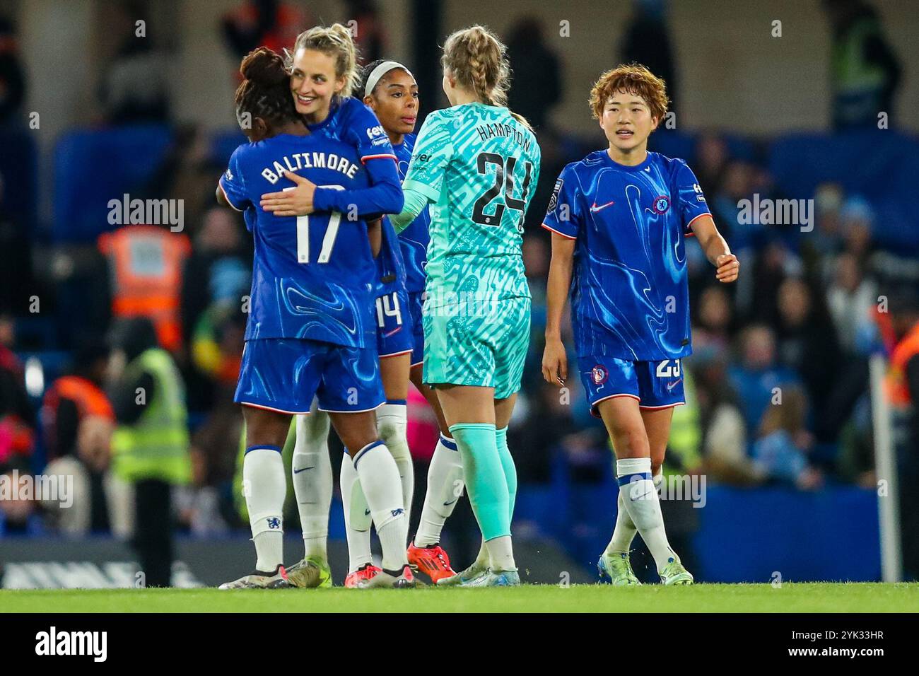 Sandy Baltimore und Nathalie Bjorn von Chelsea Women feiern den Sieg der Teams nach dem Barclays Women's Super League Match Chelsea FC Women vs Manchester City Women in Stamford Bridge, London, Großbritannien, 16. November 2024 (Foto: Izzy Poles/News Images) Stockfoto