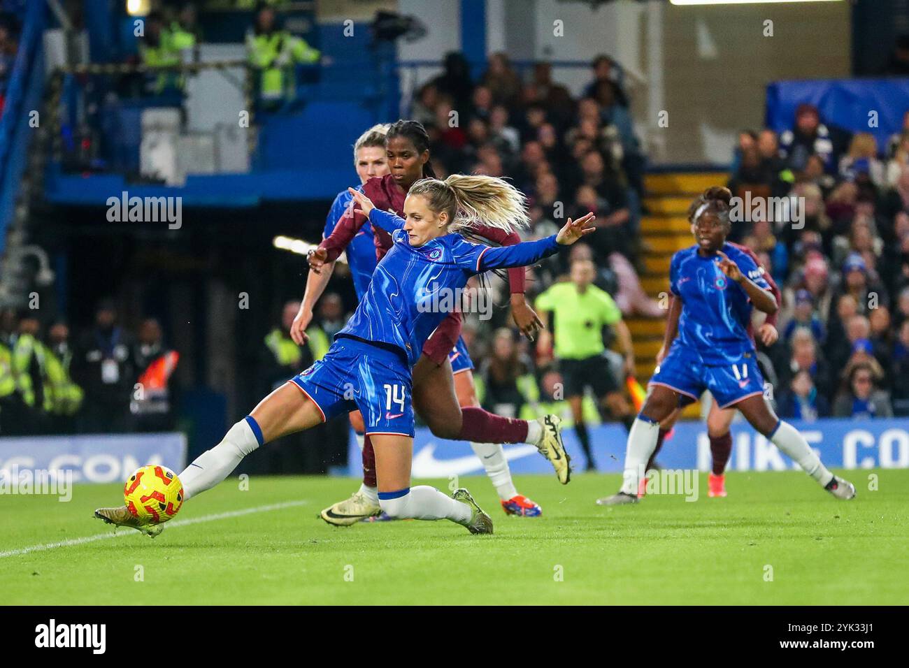 Nathalie Bjorn von Chelsea Women blockiert den Schuss während des Barclays Women's Super League Matches Chelsea FC Women vs Manchester City Women in Stamford Bridge, London, Großbritannien, 16. November 2024 (Foto: Izzy Poles/News Images) Stockfoto
