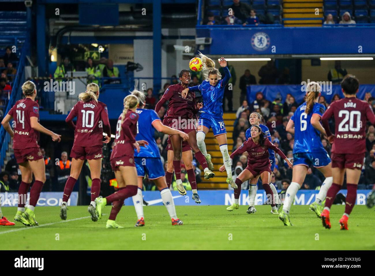 Khadija Shaw von Manchester City Frauen springt mit Nathalie Bjorn von Chelsea Women während des Barclays Women's Super League Match Chelsea FC Women vs Manchester City Women in Stamford Bridge, London, Großbritannien, 16. November 2024 (Foto: Izzy Poles/News Images) Stockfoto