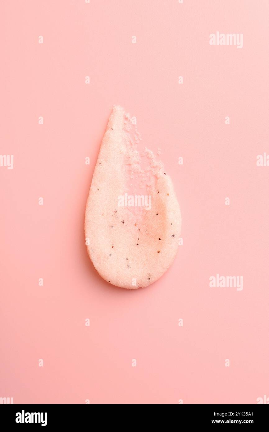 Abstriche von Körperpeeling auf hellrosa Hintergrund, Draufsicht Stockfoto