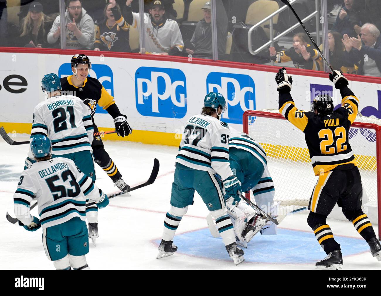 Pittsburgh, Usa. November 2024. Sam Poulin (22) feiert am Samstag, den 16. November 2024 in der PPG Paints Arena in Pittsburgh das Tor des rechten Flügels Jesse Puljujarvi (18) gegen die San Jose Sharks. Foto von Archie Carpenter/UPI. Quelle: UPI/Alamy Live News Stockfoto