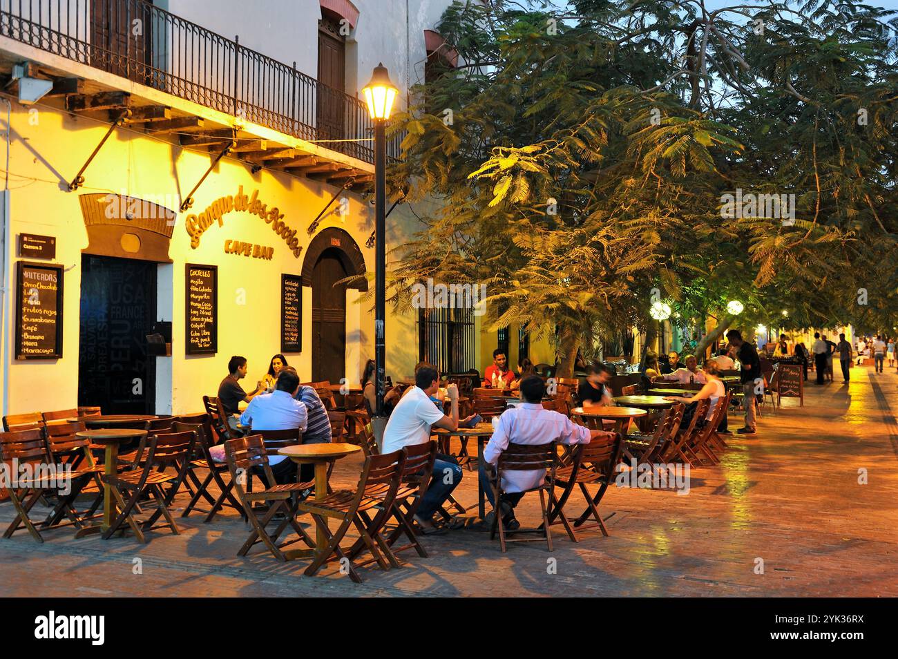 Straßencafé auf dem 'Parque de los Novios' (Platz des Hofes für Paare), Santa Marta, Departement Magdalena, Karibische Region, Kolumbien, Südamerika Stockfoto