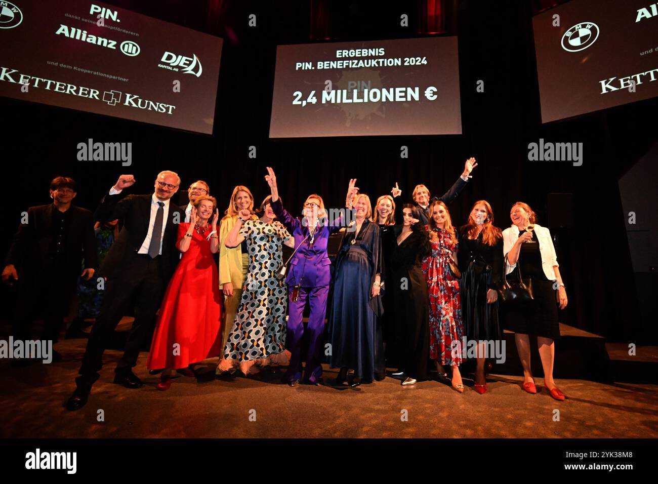 München, Deutschland. November 2024. Dorothée Wahl, CEO von PIN (m), freut sich über den Betrag, der bei der PIN Benefit Auktion München 2024 in der Pinakothek der Moderne gesammelt wurde. Die Auktion findet jedes Jahr in der Rotunde der Pinakothek der Moderne statt. Nach der Auktion und einem Abendessen endet der Abend mit einer Party. Quelle: Felix Hörhager/dpa/Alamy Live News Stockfoto