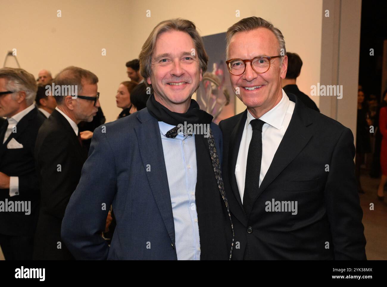 München, Deutschland. November 2024. Bernhard Maaz, Generaldirektor der Bayerischen Staatlichen Gemäldesammlungen (l), und Maximilian Schöberl, Generalvertreter der BMW AG, auf der PIN Benefizauktion München 2024 in der Pinakothek der Moderne. Die Auktion findet jedes Jahr in der Rotunde der Pinakothek der Moderne statt. Nach der Auktion und einem Abendessen endet der Abend mit einer Party. Quelle: Felix Hörhager/dpa/Alamy Live News Stockfoto