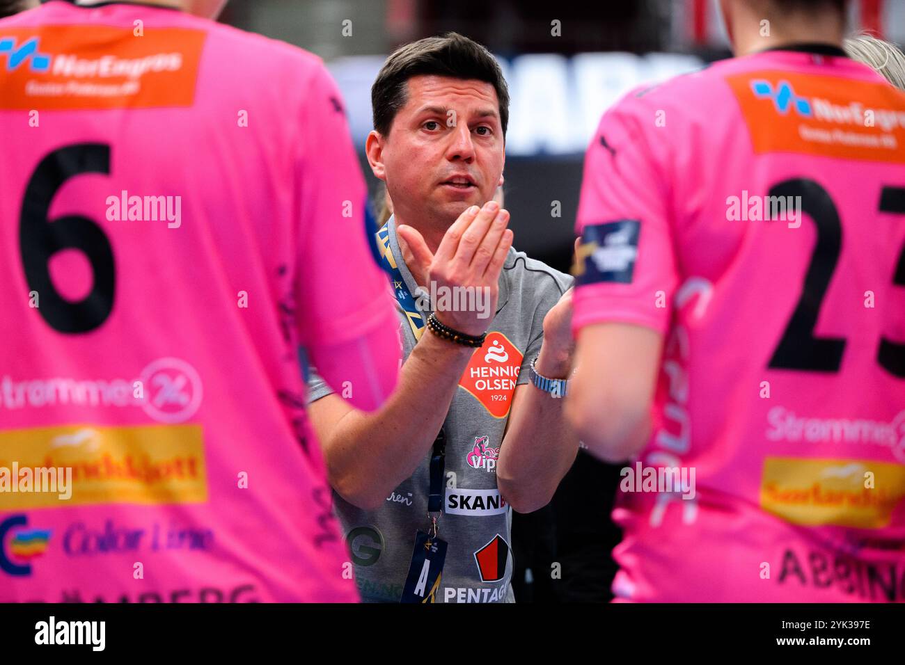 Ludwigsburg, Deutschland. November 2024. Handball, Frauen: Champions League, HB Ludwigsburg - Vipers Kristiansand Gruppenphase, Gruppe B, Spieltag 8 Coach Tomas Hlavaty (Kristiansand) Credit: Marco Wolf/dpa/Alamy Live News Stockfoto