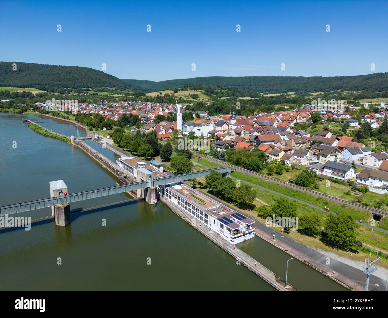 Aus der Vogelperspektive des Flusskreuzfahrtschiffes Viking Vili (Viking Cruises) in der Schleuse Faulbach am Main mit Stadt dahinter, Faulbach, Spessart-Festland, Franconi Stockfoto
