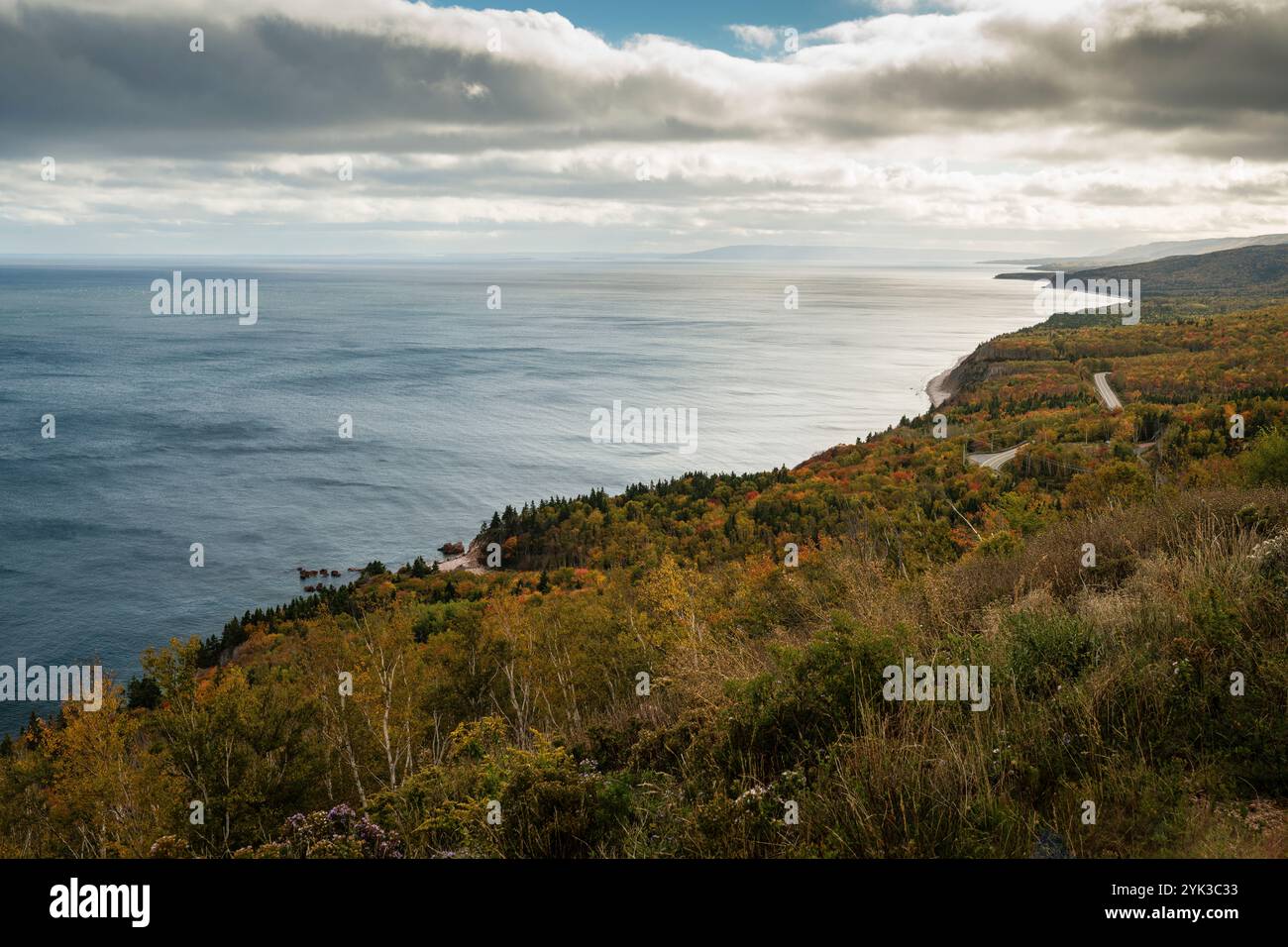 Blick auf den Cabot Trail von Cape Smokey nach Wrack Cove _ Cape Smokey, Nova Scotia, CAN Stockfoto