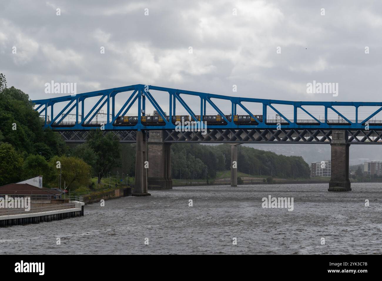 Newcastle, Großbritannien - 4. Juli 2024: Ein Tyne and Wear Metro Zug überquert die Queen Elizabeth II Brücke, mit den anderen Brücken des Flusses Tyne dahinter. Stockfoto